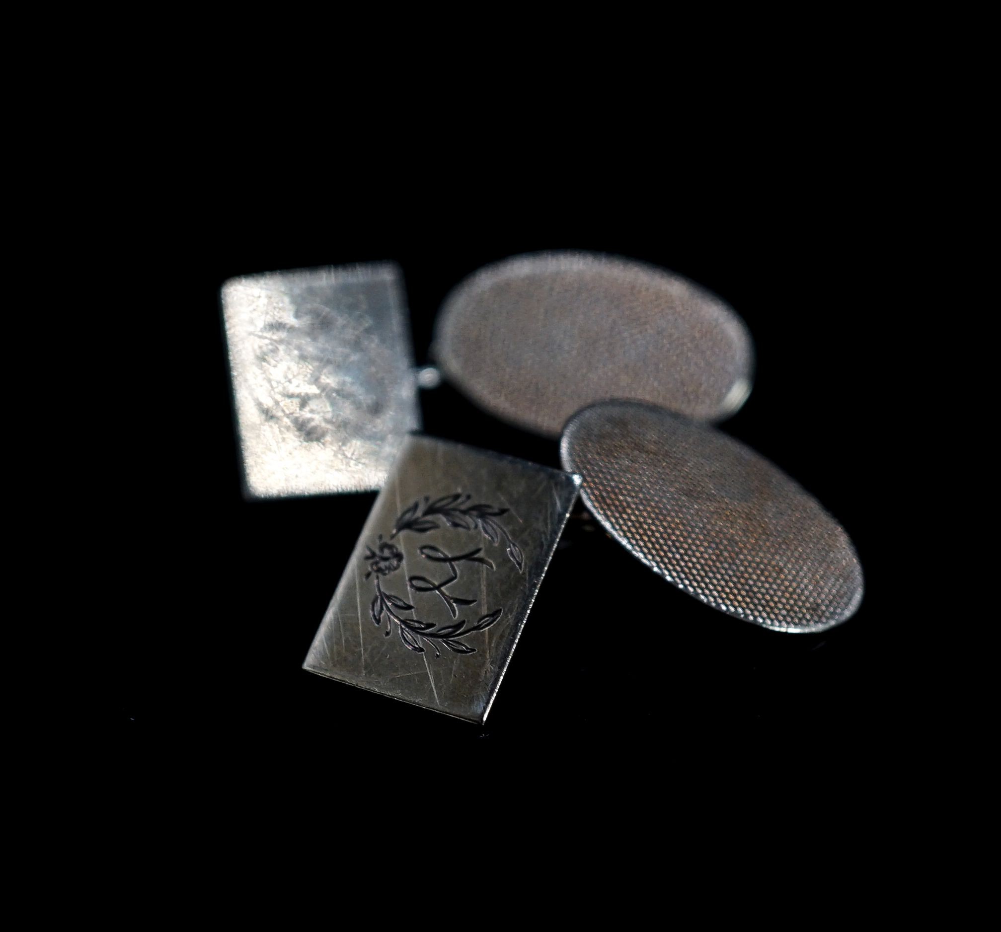 A pair of 9ct gold cufflinks, 4.1 grams.